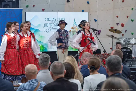 Występ zespołu ludowego w tradycyjnych strojach, śpiew i gra na instrumentach.