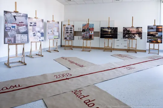 Wystawa z planszami i ekranami, prezentująca wydarzenia z lat 2003-2023.