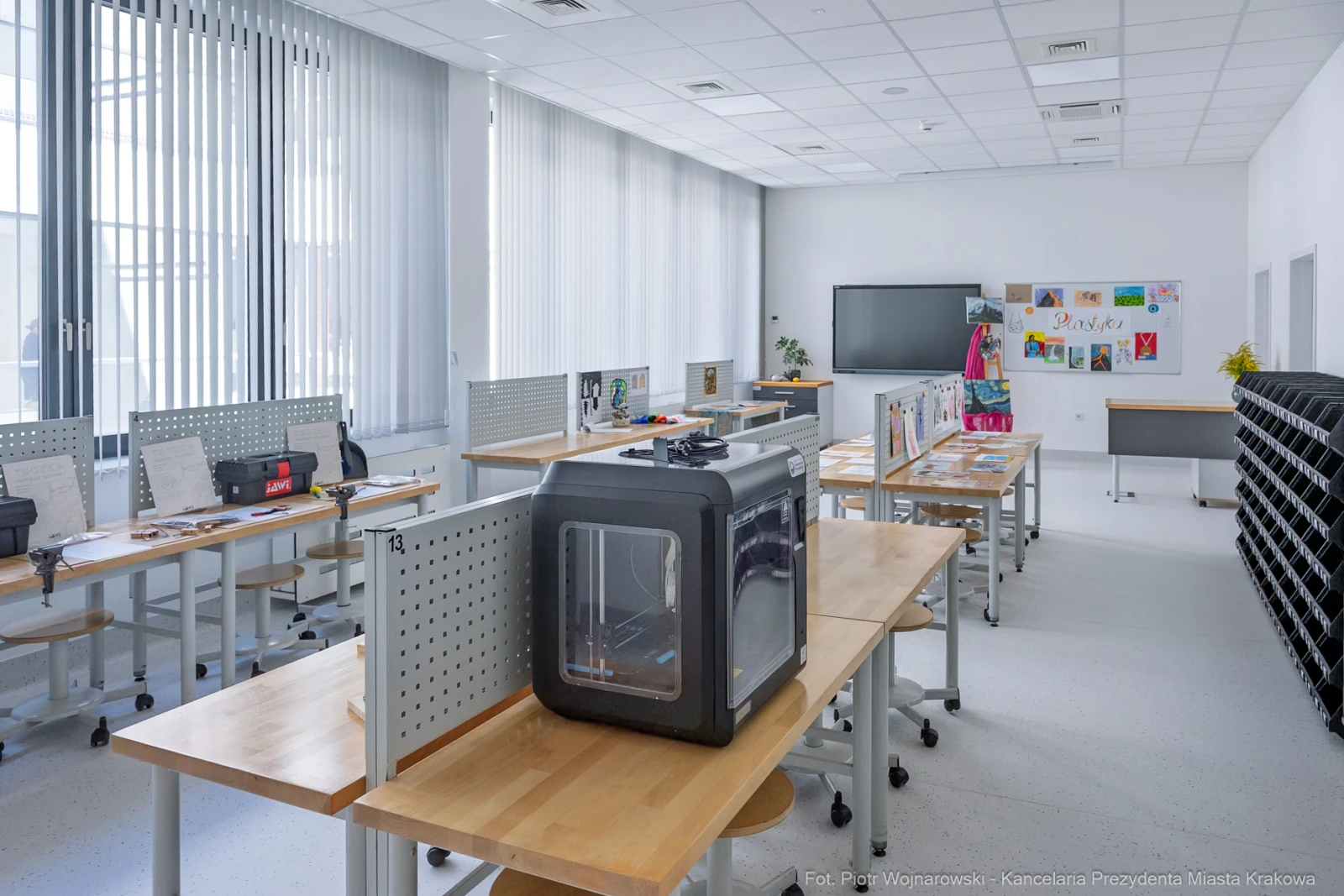 Nowoczesna pracownia z drukarką 3D, stołami i materiałami do pracy.  Autor: Piotr Wojnarowski