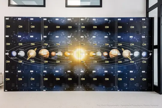 Model Układu Słonecznego z planetami i Słońcem w centralnej części.