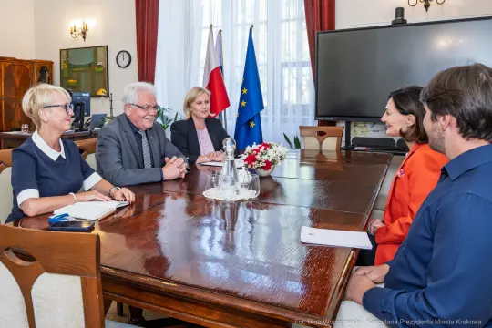 Spotkanie przedstawicieli władz w sali konferencyjnej.