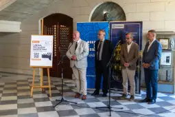 Konferencja prasowa w Krakowie z udziałem czterech mężczyzn przy mikrofonach.