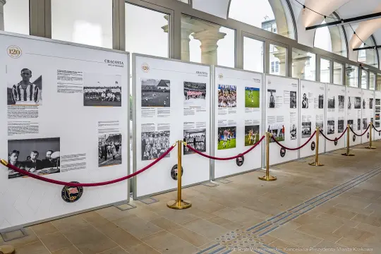 Ekspozycja historyczna z informacjami o klubie sportowym, zdjęcia i teksty na tablicach.