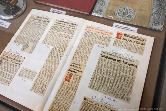 Archiwalne artykuły prasowe dotyczące hokeja w Krakowie.