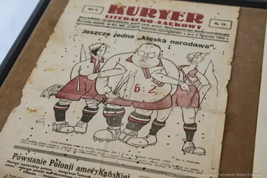 Stary numer gazety z rysunkiem trzech sportowców w strojach, jeden z dużym brzuchem.
