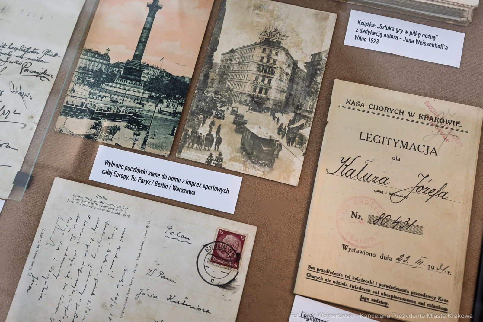 Dokumenty historyczne, zdjęcia i legitymacja z Krakowa.  Autor: Piotr Wojnarowski
