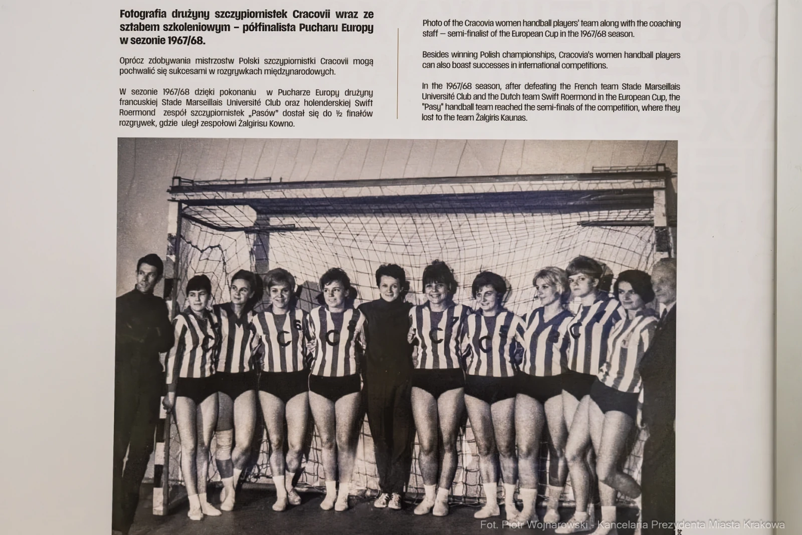 Zespół szczypiornistek Cracovii w strojach sportowych, stojących przed bramką.  Autor: Piotr Wojnarowski