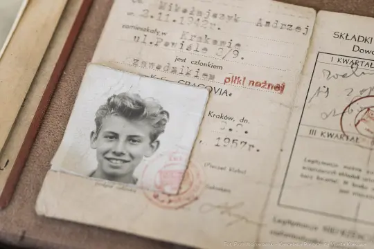 Młody chłopak na zdjęciu w dokumentach sportowych z lat 50. XX wieku.
