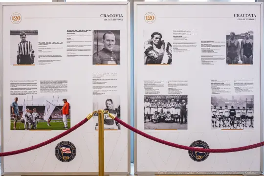 Ekspozycja z okazji 120-lecia Cracovii, z informacjami i zdjęciami historycznymi klubu.