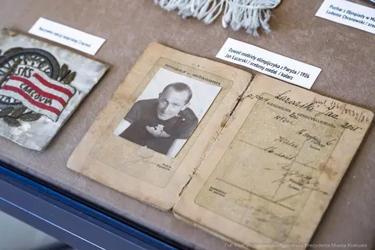 Dokumenty osobiste z fotografią Jana Łazarskiego z 1924 roku.