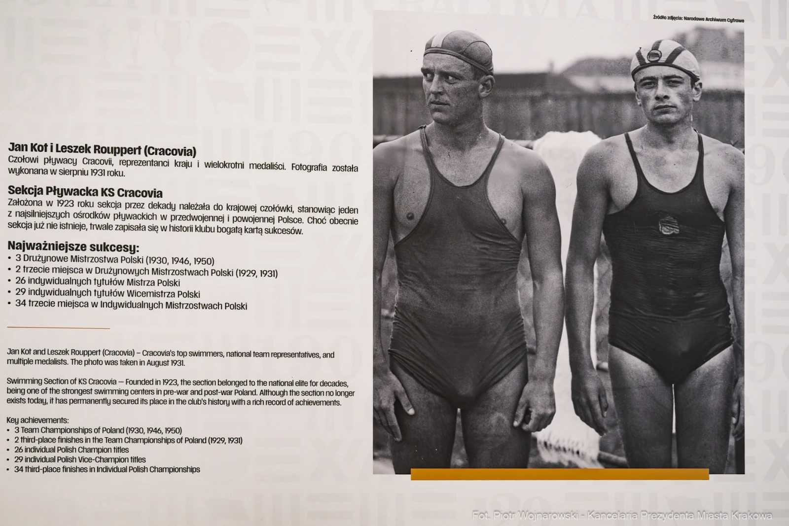 Dwaj pływacy w strojach kąpielowych, z medalami, prezentują osiągnięcia klubu KS Cracovia.  Autor: Piotr Wojnarowski