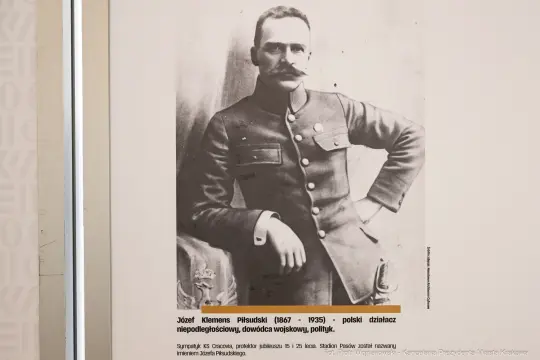 Józef Klemens Piłsudski w mundurze wojskowym, portret historyczny.