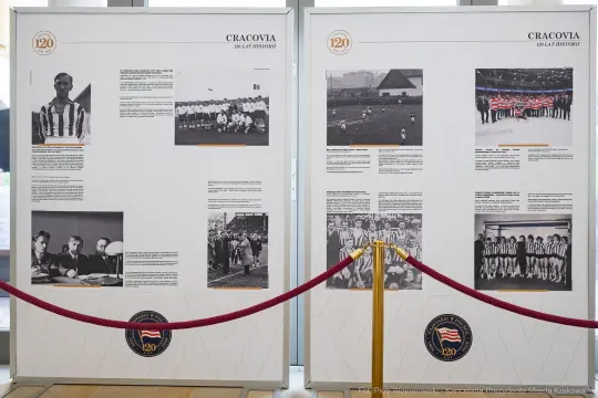 Ekspozycja z okazji 120-lecia Cracovii, zawierająca zdjęcia i opisy historyczne klubu.