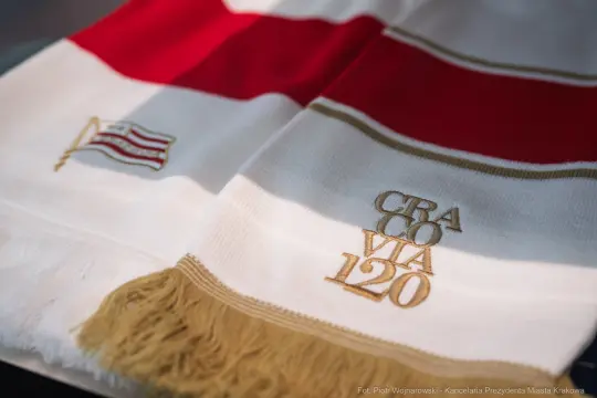 Szalik w biało-czerwonych barwach z haftem "CRACOVIA 120".