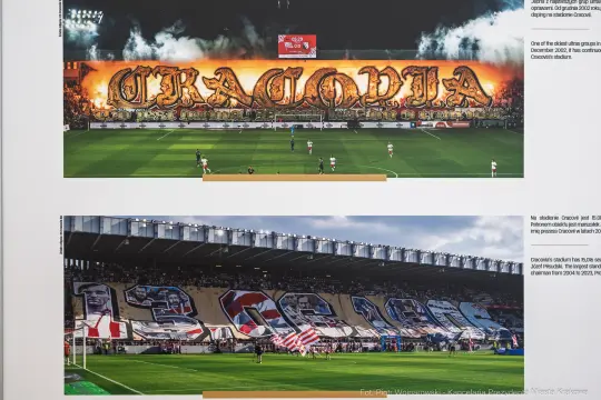Kibice Cracovii z transparentami na stadionie, podświetlone hasła i flagi.