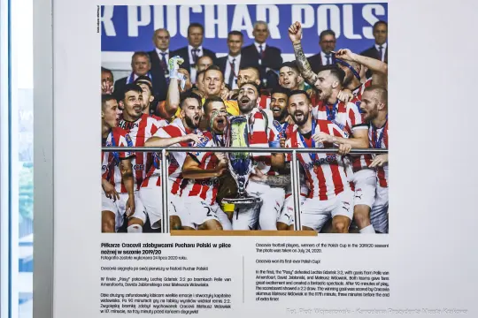 Piłkarze Cracovii świętują zdobycie Pucharu Polski w 2020 roku.