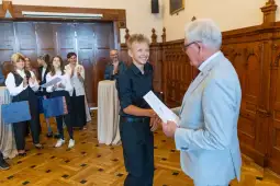 Uroczystość wręczenia nagrody młodemu laureatowi.
