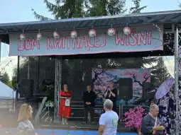 Dom Kwitnącej Wiśni, scena z wystąpieniami, dekoracje w stylu japońskim.