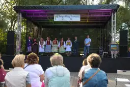 Występ zespołu folklorystycznego na scenie podczas festiwalu.