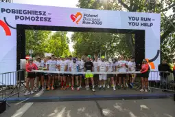 Grupa biegaczy przygotowujących się do startu w Poland Business Run 2026.
