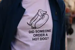 Koszulka z grafiką psa rasy jamnik trzymającego hot doga oraz napisem o zamówieniu.