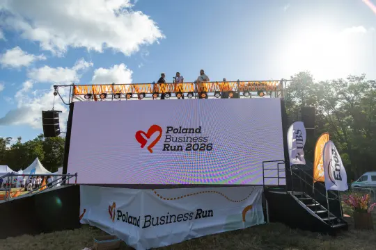 Logo Poland Business Run 2026 na dużym ekranie w plenerze.