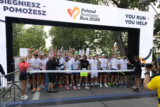 Biegacze przygotowujący się do startu w Poland Business Run 2026.