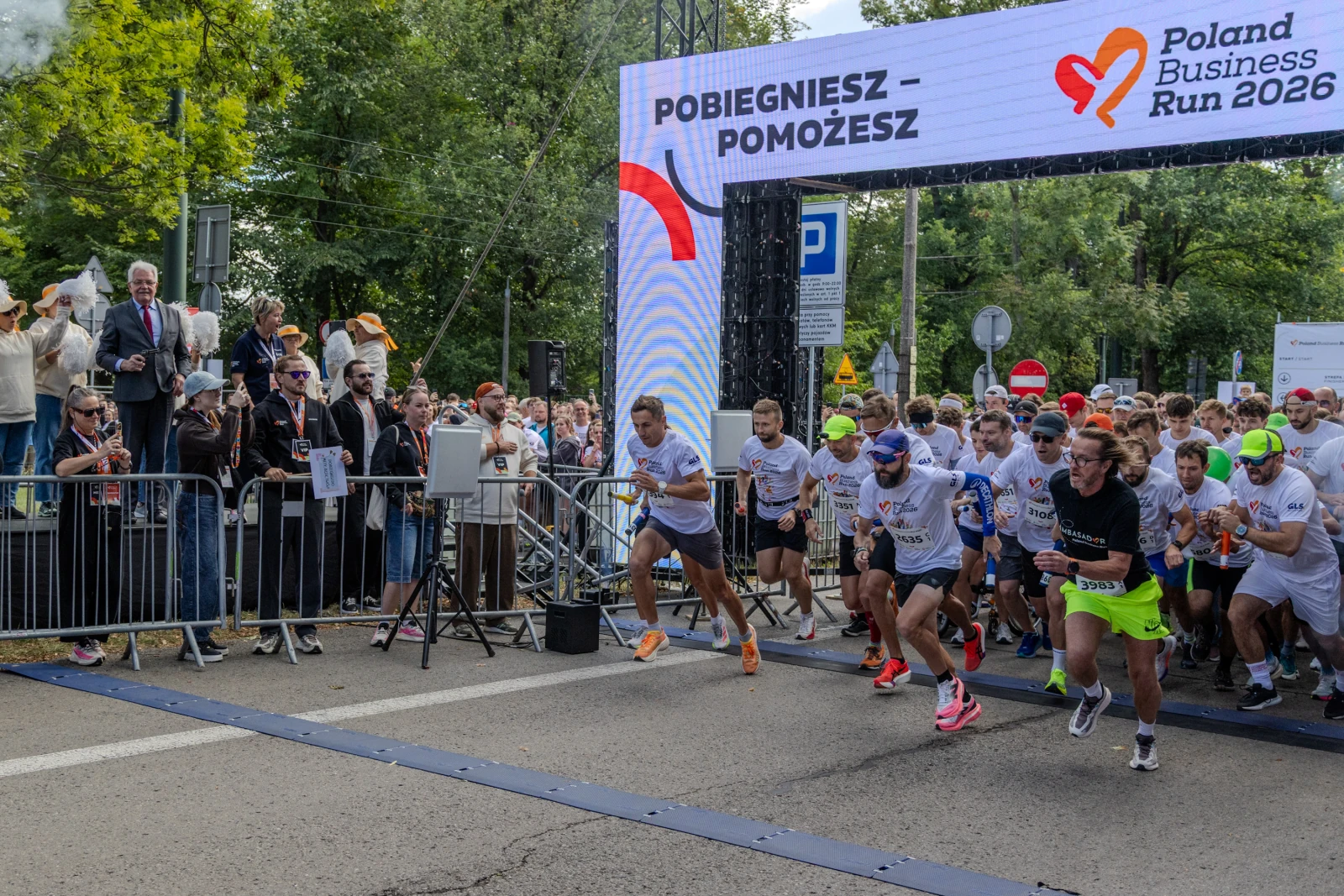 Biegacze startują w Poland Business Run 2026, tłum kibiców w tle.  Autor: Bogusław Świerzowski