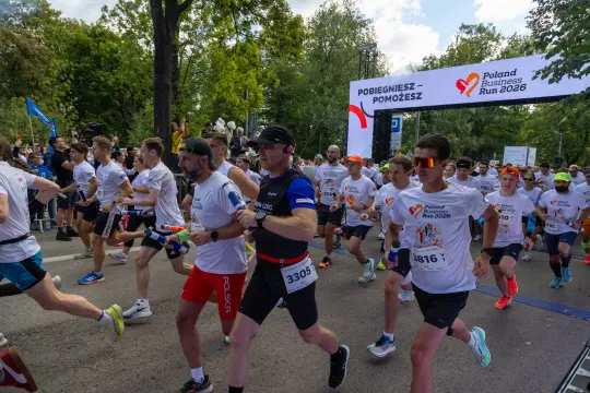 Biegacze startują w Poland Business Run 2026, tłum ludzi w sportowych strojach.