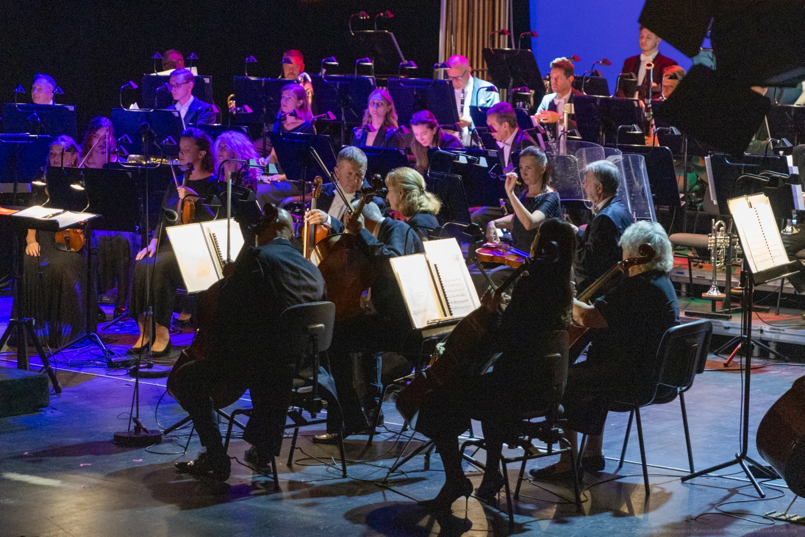 Orkiestra grająca na scenie, muzycy z instrumentami w skupieniu.  Autor: Bogusław Świerzowski