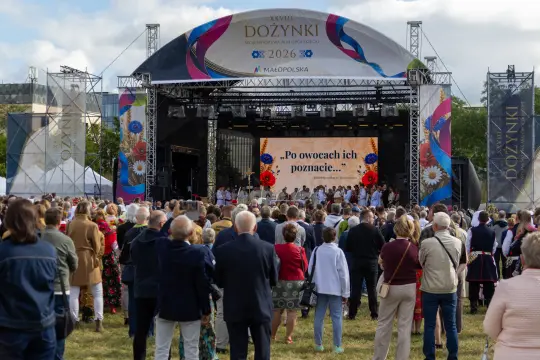 Dożynki w Małopolsce, tłum ludzi przed sceną z występami i dekoracjami.