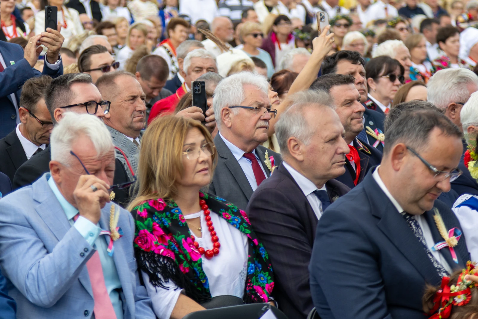Grupa ludzi w formalnych strojach, uczestniczących w wydarzeniu publicznym.  Autor: Bogusław Świerzowski