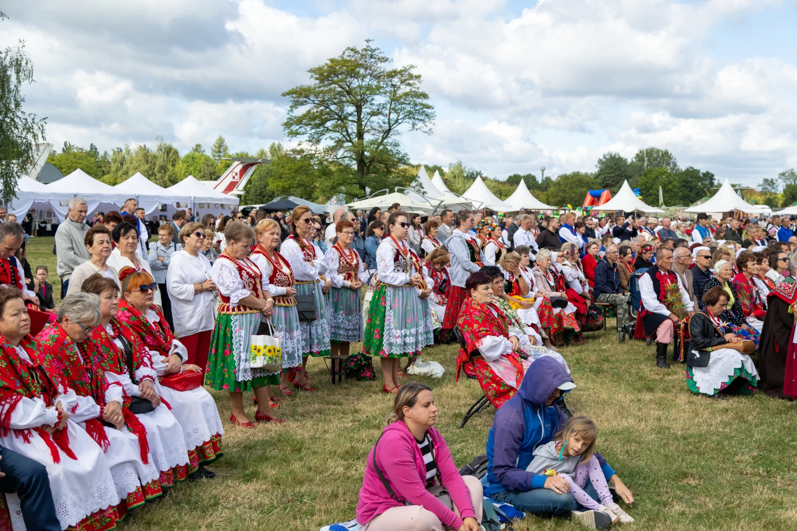 Tłum ludzi w tradycyjnych strojach ludowych podczas festiwalu.  Autor: Bogusław Świerzowski