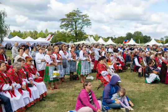 Tłum ludzi w tradycyjnych strojach ludowych podczas festiwalu.