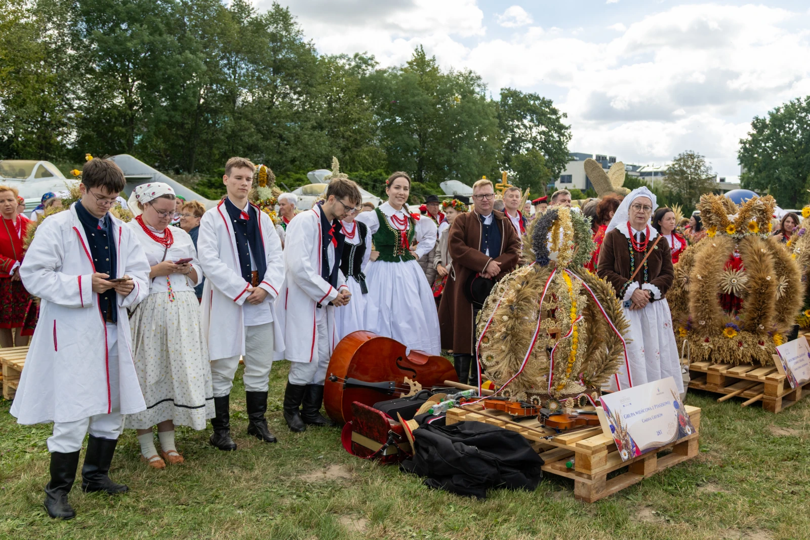 Uczestnicy tradycyjnego festiwalu w strojach ludowych, obok ozdobnych wieńców.  Autor: Bogusław Świerzowski