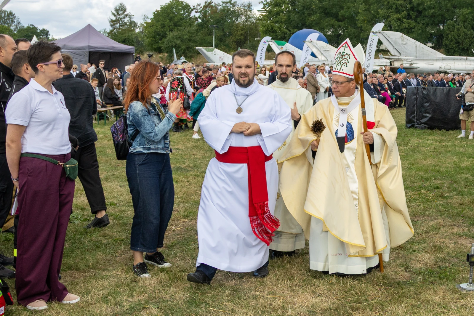 Grupa osób w strojach liturgicznych podczas wydarzenia plenerowego.  Autor: Bogusław Świerzowski