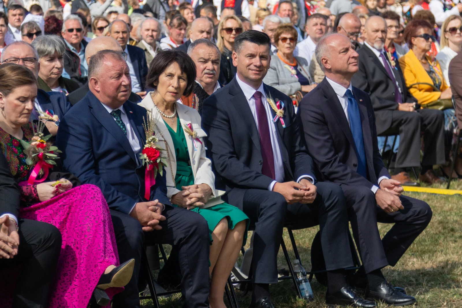 Grupa osób siedzących na wydarzeniu plenerowym, wśród nich przedstawiciele lokalnych władz.  Autor: Bogusław Świerzowski