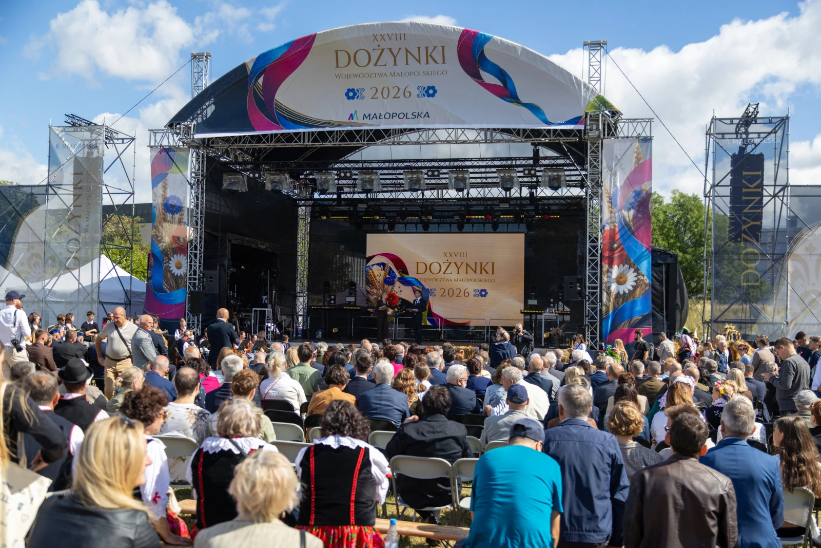 Tłum ludzi zgromadzonych na festiwalu dożynkowym z sceną w tle.  Autor: Bogusław Świerzowski