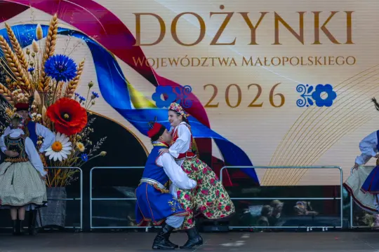 Tancerze w tradycyjnych strojach ludowych podczas dożynek w Małopolsce.