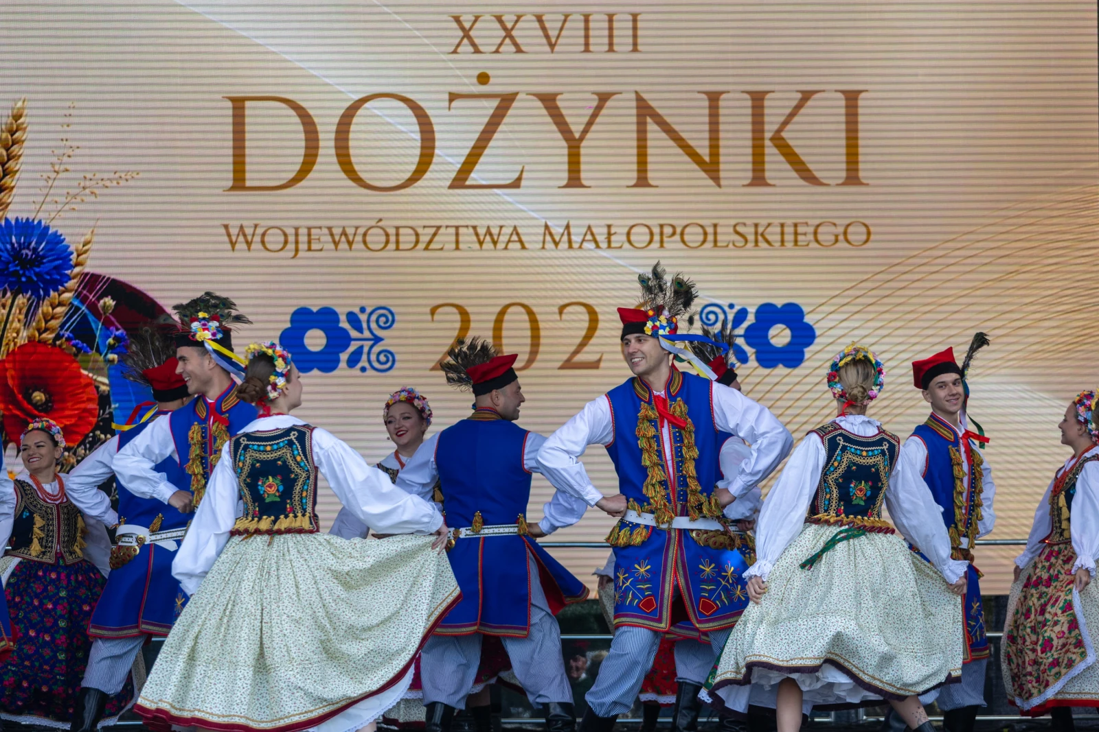 Tancerze w tradycyjnych strojach ludowych podczas dożynek w Małopolsce.  Autor: Bogusław Świerzowski