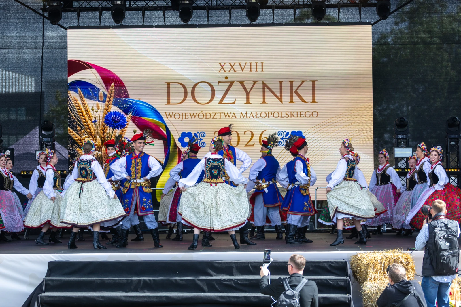 Tancerze w tradycyjnych strojach ludowych podczas występu na dożynkach.  Autor: Bogusław Świerzowski
