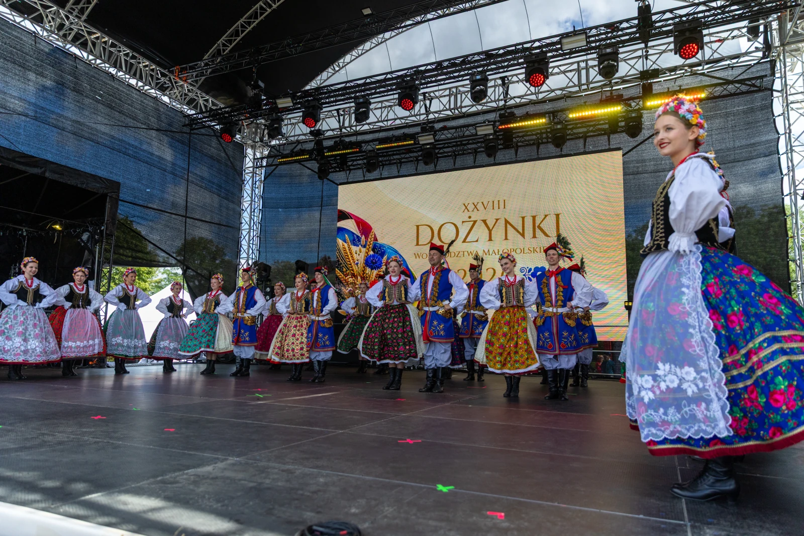 Grupa tancerzy w tradycyjnych strojach ludowych podczas festiwalu dożynkowego.  Autor: Bogusław Świerzowski