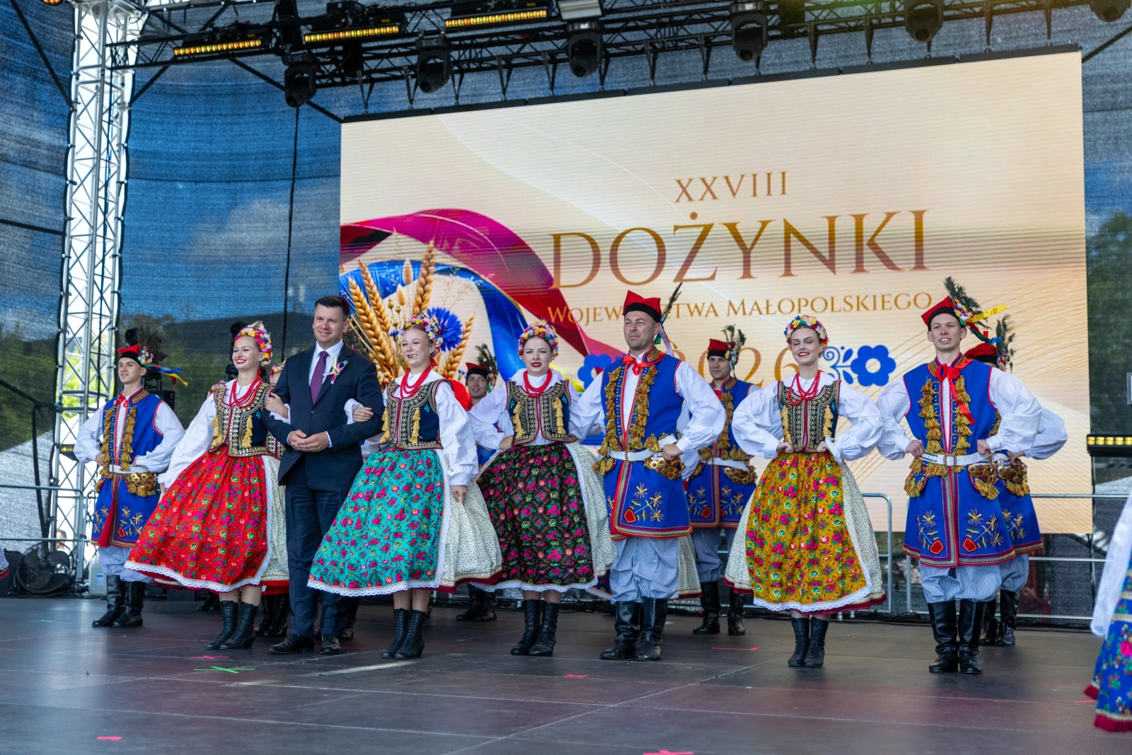 Grupa tancerzy w tradycyjnych strojach ludowych podczas festiwalu Dożynki.  Autor: Bogusław Świerzowski