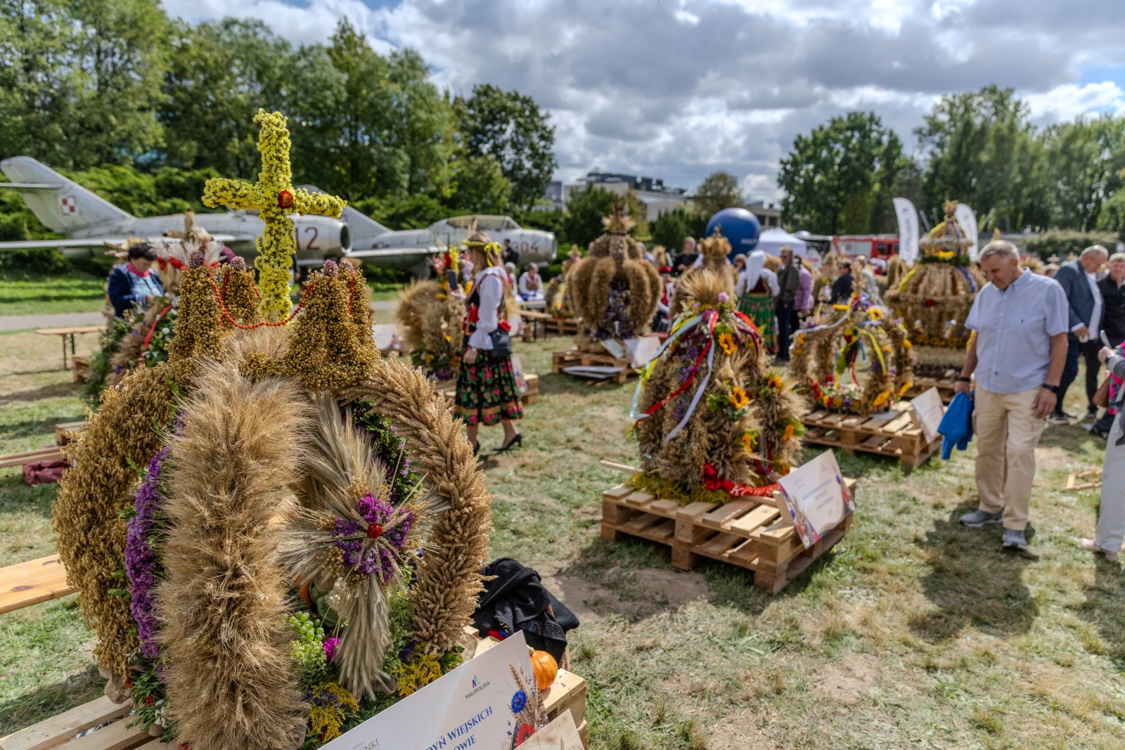 Wieniec dożynkowy ozdobiony kwiatami i zbożem, wystawiony na festiwalu.  Autor: Bogusław Świerzowski