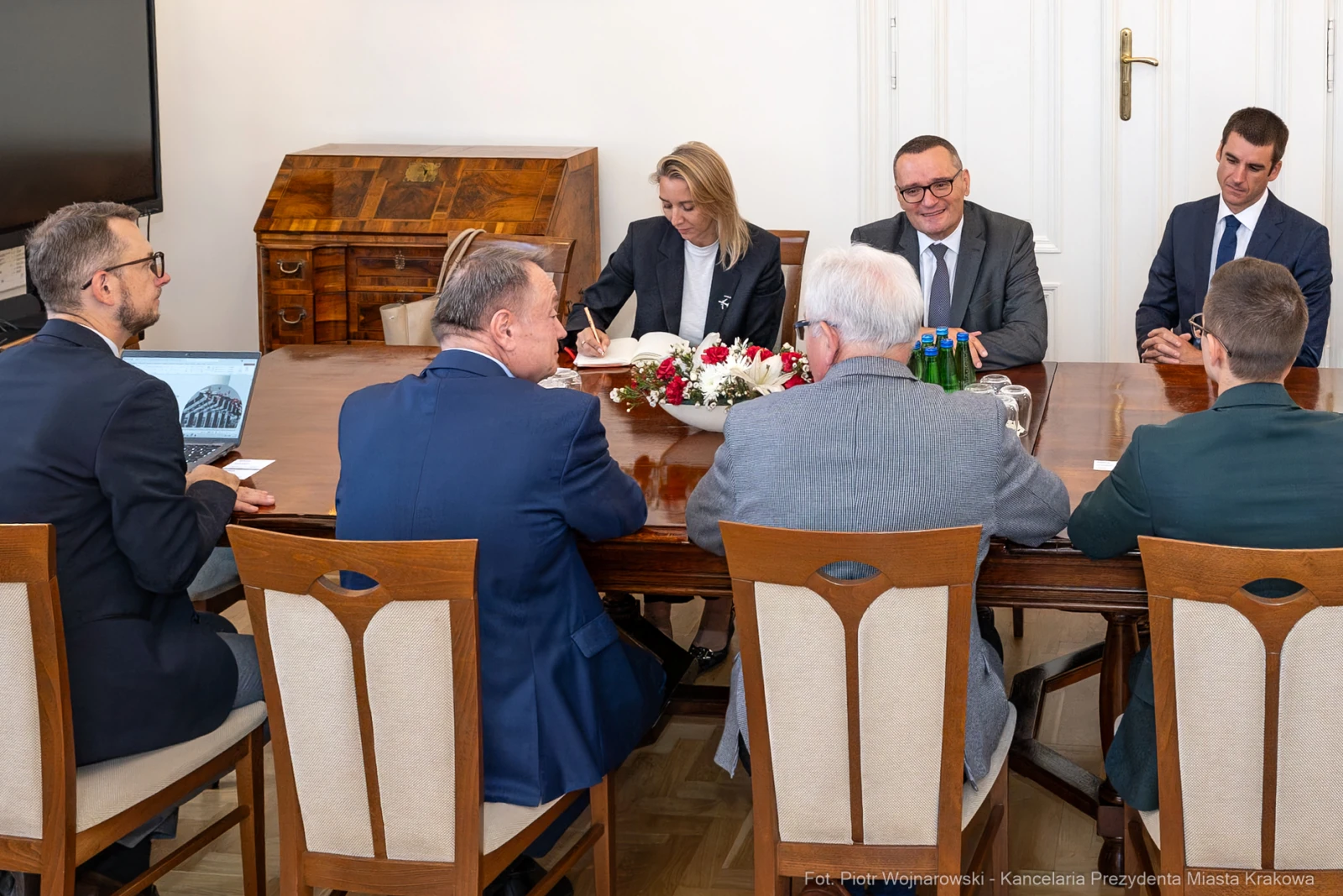 Spotkanie przy stole w sali konferencyjnej, uczestnicy rozmawiają i omawiają sprawy.  Autor: Piotr Wojnarowski