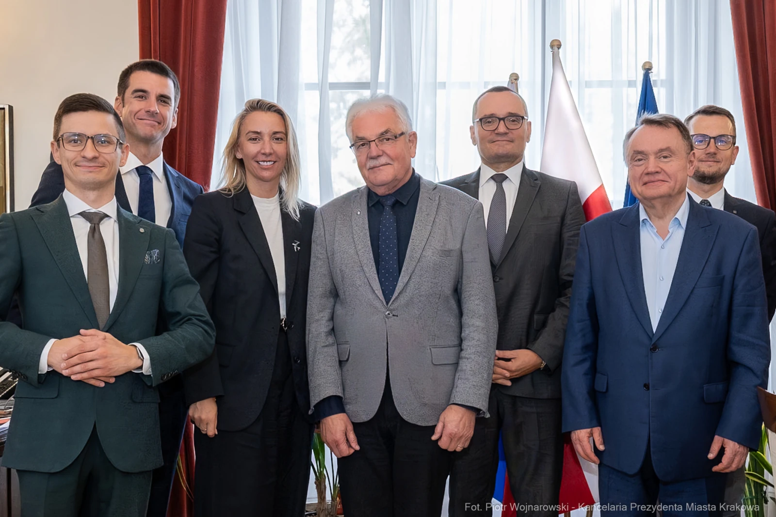 Grupa osób w formalnych strojach, pozująca do zdjęcia w biurze.  Autor: Piotr Wojnarowski