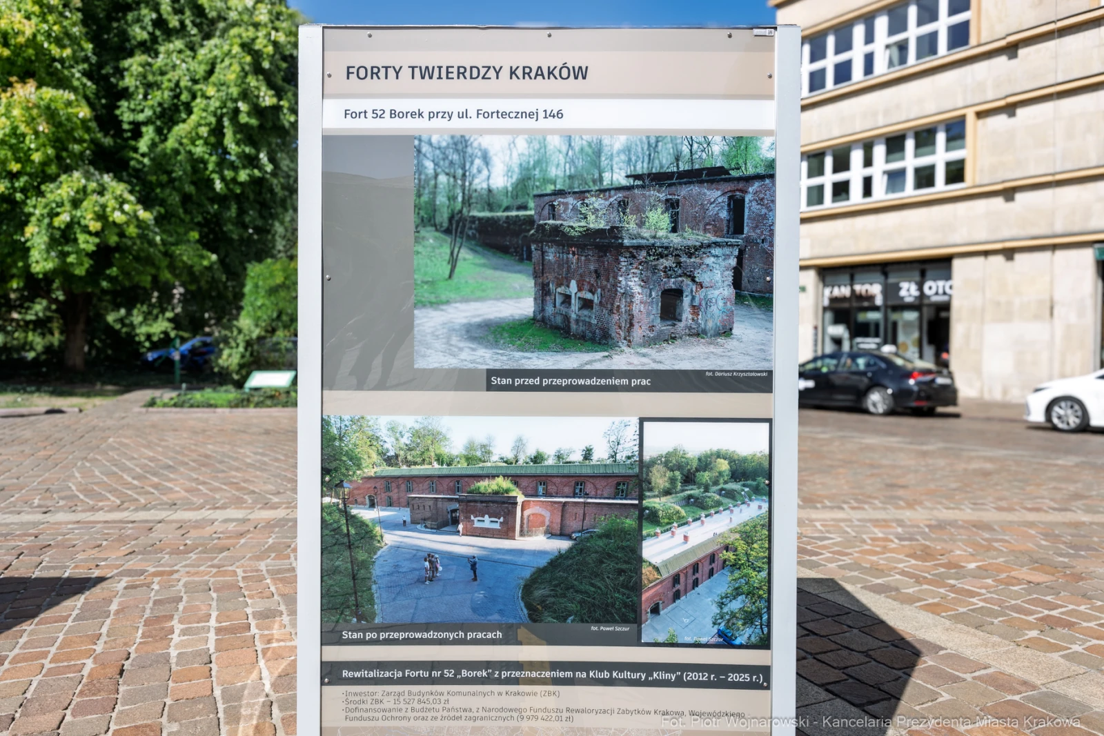 Tablica informacyjna o Forcie 52 Borek w Krakowie, z opisem stanu obiektu i planowanych prac.  Autor: Piotr Wojnarowski