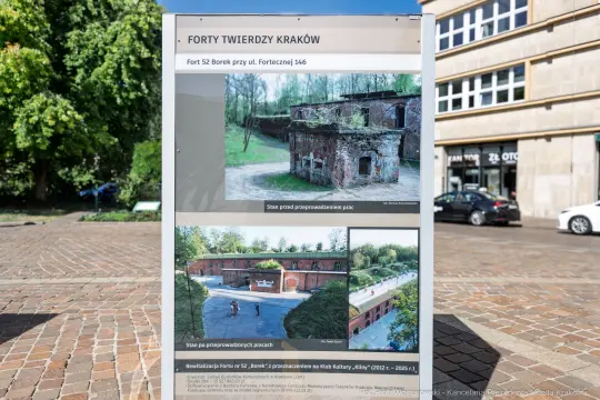 Tablica informacyjna o Forcie 52 Borek w Krakowie, z opisem stanu obiektu i planowanych prac.