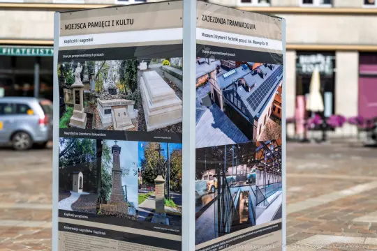 Tablica informacyjna o miejscach pamięci i kultu w Krakowie oraz muzeum tramwajów.