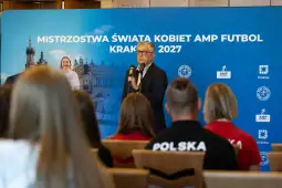 Mężczyzna przemawia na konferencji dotyczącej Mistrzostw Świata Kobiet w Amp Futbol w Krakowie 2027.
